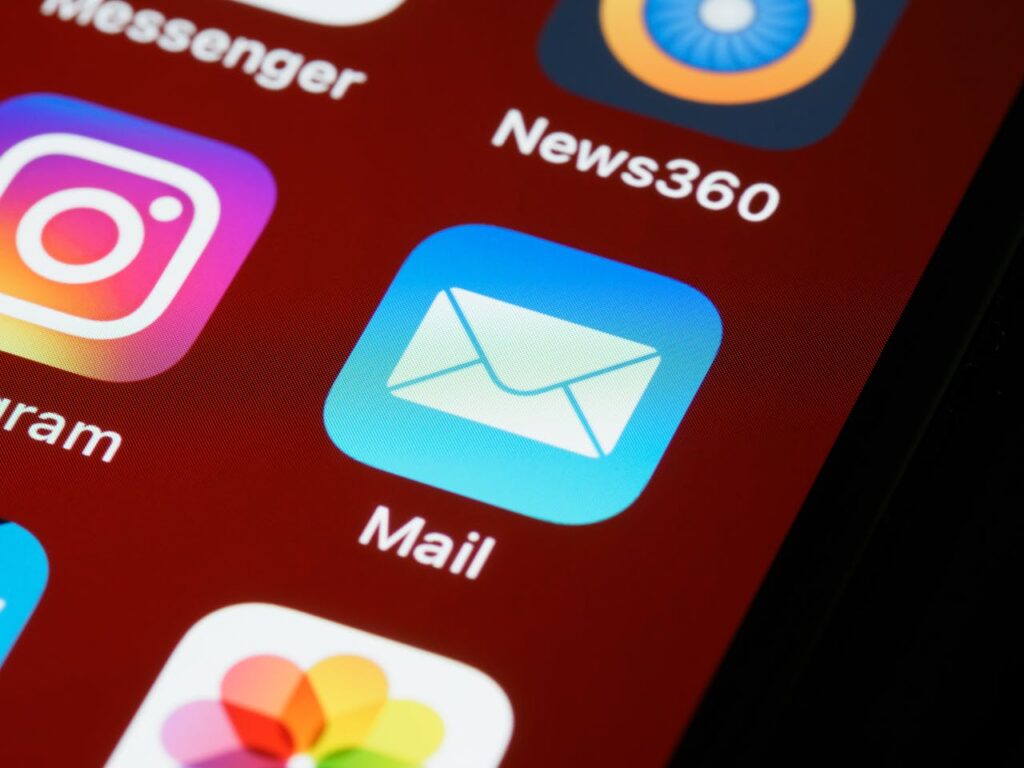 PHONES INTERFACE SHOWING THE SYMBOL OF MAIL