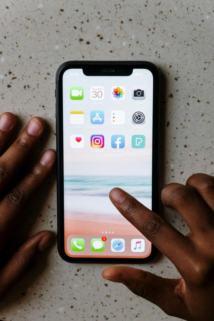PHONE INTERFACE SHOWS MANY OF SOCIAL MEDIA