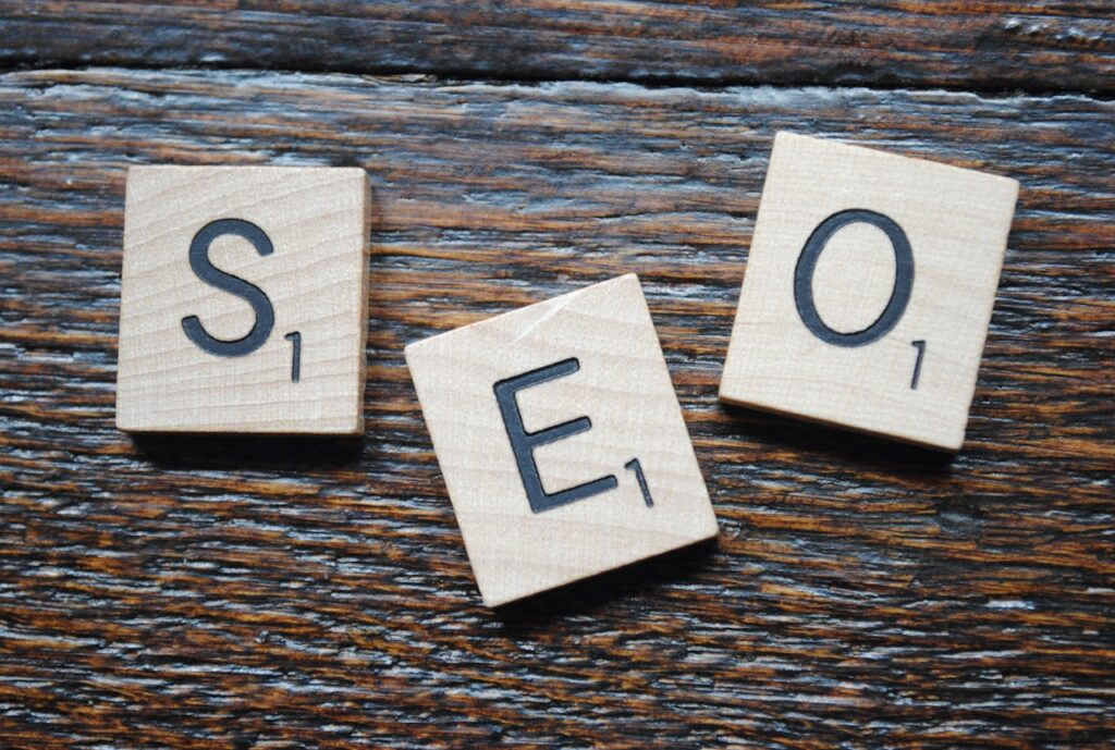 THREE WHITE CUBES PLACED ON A WOOBEN TABLE THAT WRITTEN SEO